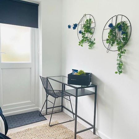 Lovely 1 Bed Home Near Hospital, With Parking & Garden Work Contractor Leisure, Sapphire CBG Eksteriør billede