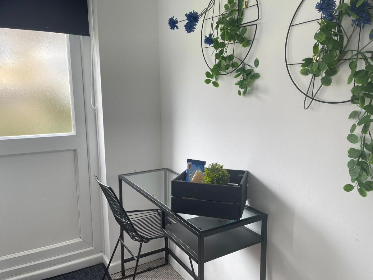 Lovely 1 Bed Home Near Hospital, With Parking & Garden Work Contractor Leisure, Sapphire CBG Eksteriør billede